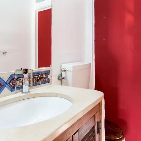 Apartment Plum Guide - Word For Word Lisbon